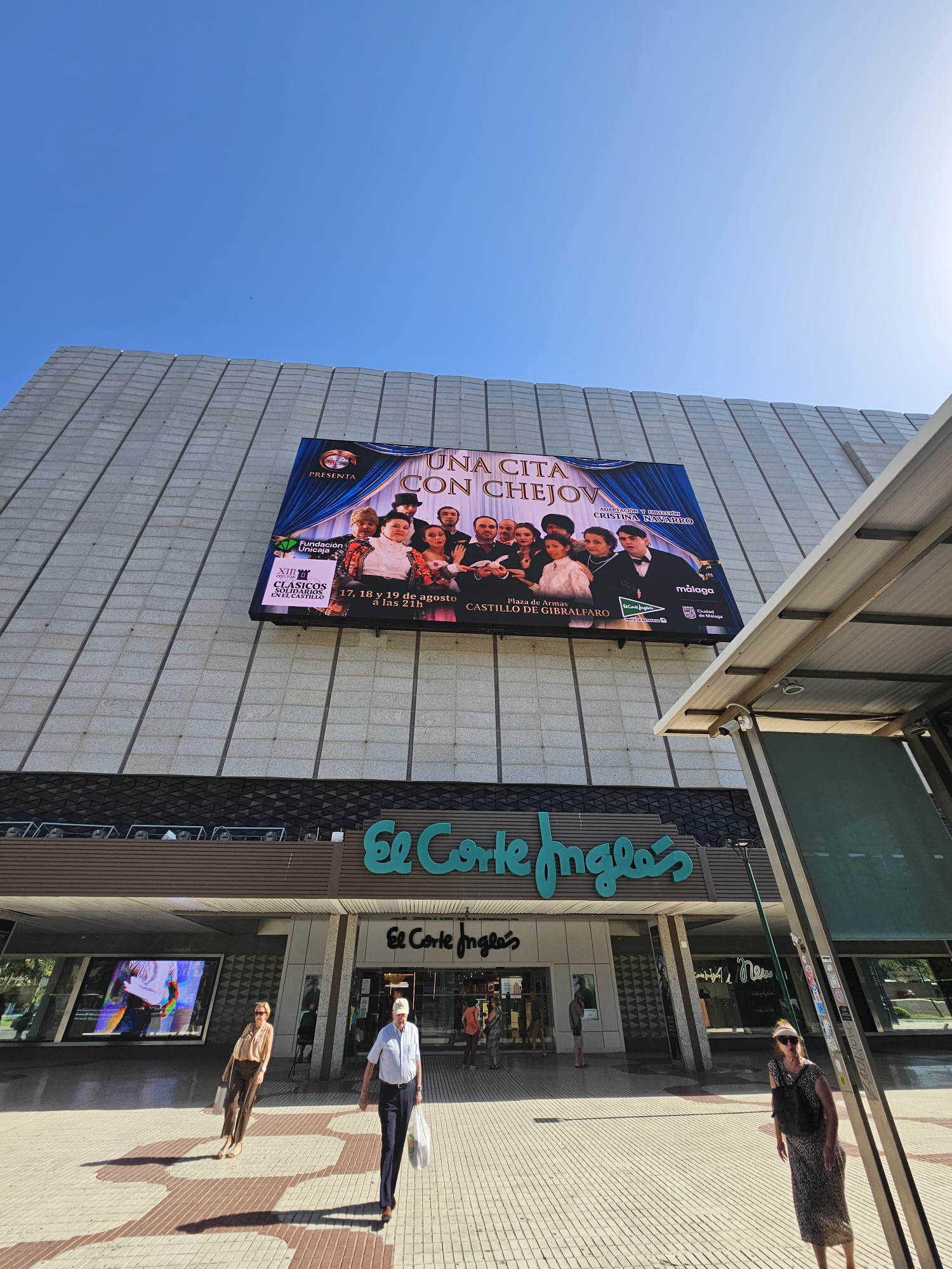 Anuncio de Una cita con Chejov en la pantalla gigante de El Corte Inglés de la Avenida de Andalucía